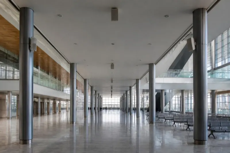 ภาพประกอบ (AI): โถงอาคารสาธารณะที่มีลำโพงประกาศ / Illustrative (AI): a public concourse with PA loudspeakers